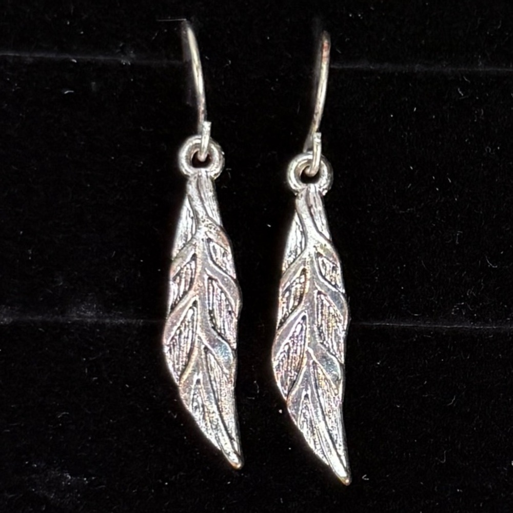 Silvertone Lightweight Leaf Dangle Pierced Earrin… - image 3
